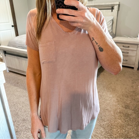Pink Short Sleeve Pocket Front Casual V-Neck Tee Size Medium - Picture 2 of 9